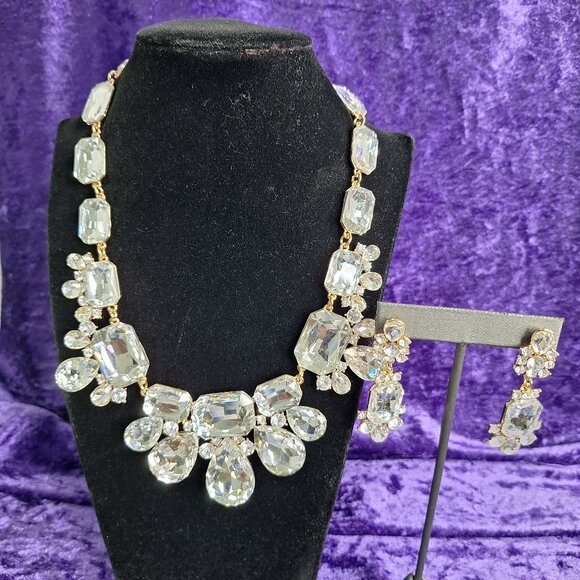 “Queen’s Radiance” Statement Necklace Set – Emerald & Pear Cut White Crystals - Picture 1 of 5